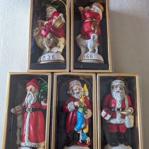 MEMORIES OF SANTA FIGURINES